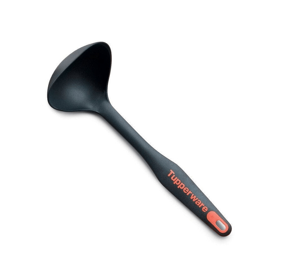 mestolo il colore nero nasconde eventuali macchie mentre il manico del mestolo ha un colore diverso per una facile identificazione nei cassetti della cucina.